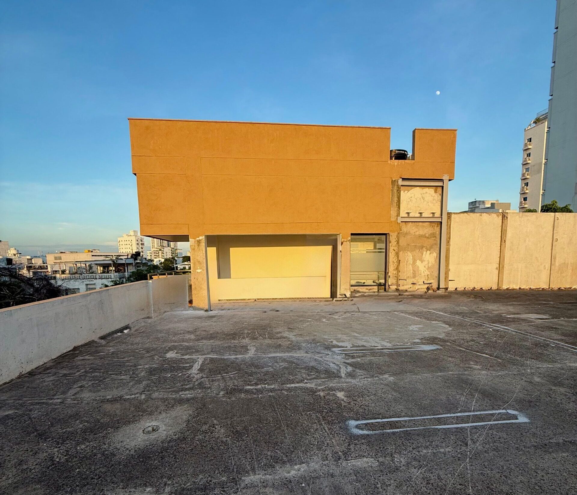 LOCAL COMERCIAL / TERRAZA EN ARRIENDO — BARRIO SANTA MÓNICA
